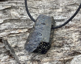 Ciondolo in corindone naturale con diaspro / Storico monte Potanina, Urali meridionali (# 1)