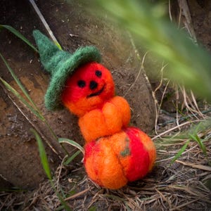 Autumn Pumpkin Friend – Handmade Needle Felted Wool Sculpture – 13.5 cm Fall Decoration