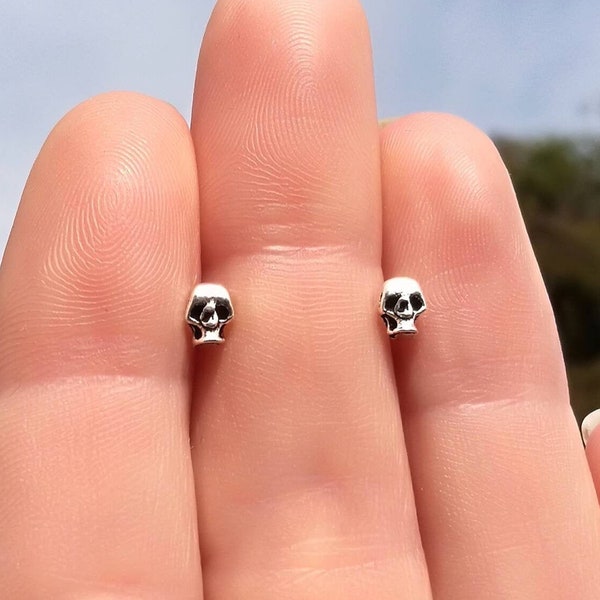 Puces d'oreilles petite tête de mort en argent sterling