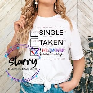 Peut inclure: T-shirt blanc avec les mots "SINGLE", "TAKEN" et "POLYAMOROUS relationship" en noir, avec une coche à côté de "POLYAMOROUS relationship". L'expression "DO NOT COPY" est répétée. Le logo Starry Digital Designs est en bas.