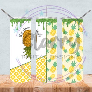 Puede incluir: Tres vasos de acero inoxidable con tapas y pajitas. Los vasos presentan un diseño de piña con detalles de purpurina verde. Un vaso tiene el texto "If you know, you know!!". Los otros dos vasos tienen un patrón de piña.