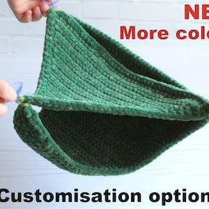 Pode incluir: Uma rede de crochet verde para animais de estimação pequenos, com o texto "NEW More colors Customisation option" visível na imagem.