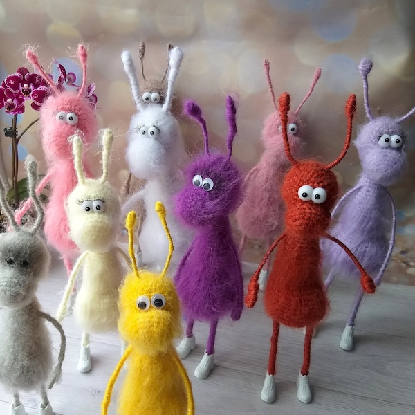 Cafards en peluche dans les chaussures, jouets d'art personnalisés au crochet, collection de cafards, insectes drôles, cafards de têtes de femmes, cadeau unique