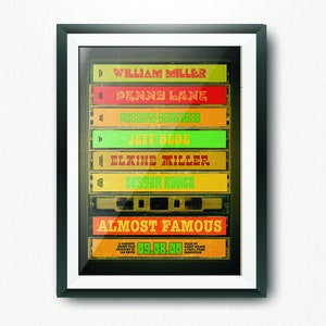 Puede incluir: Un póster enmarcado con una estética vintage que presenta una pila de cintas de cassette con los nombres de los personajes de la película "Almost Famous" impresos en ellas. El póster está sobre un fondo blanco.