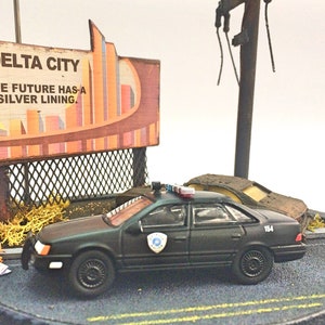 Robocop Lampe, Maßstab 1:64 Dienstauto Diorama im Maßstab 1:64, Leuchtreklame, handgemachtes Licht, 80er Jahre Filmdekor, Unikat TV Geschenk für Ihn oder Papa