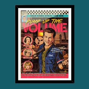 Könnte beinhalten: Ein gerahmtes Comic-Cover mit dem Titel Pump Up The Volume, das eine zentrale männliche Figur in einem blauen Hemd mit Mikrofon zeigt. Das Kunstwerk enthält einen Schachbrett-Rand, den Text Talk Hard Steal The Air und drei kreisförmige Porträts.