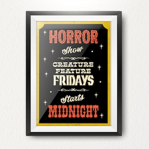 Pode incluir: Um cartaz de estilo vintage com fundo preto e borda amarela. O texto diz "HORROR Show Creature Feature FRIDAYS. Starts MIDNIGHT".