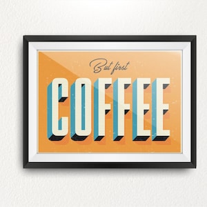 Könnte beinhalten: Ein gerahmter Druck mit gelbem Hintergrund und dem Text "But first, coffee" in einer Retro-Schriftart. Das Wort "coffee" ist in blau-weißen 3D-Lettern.