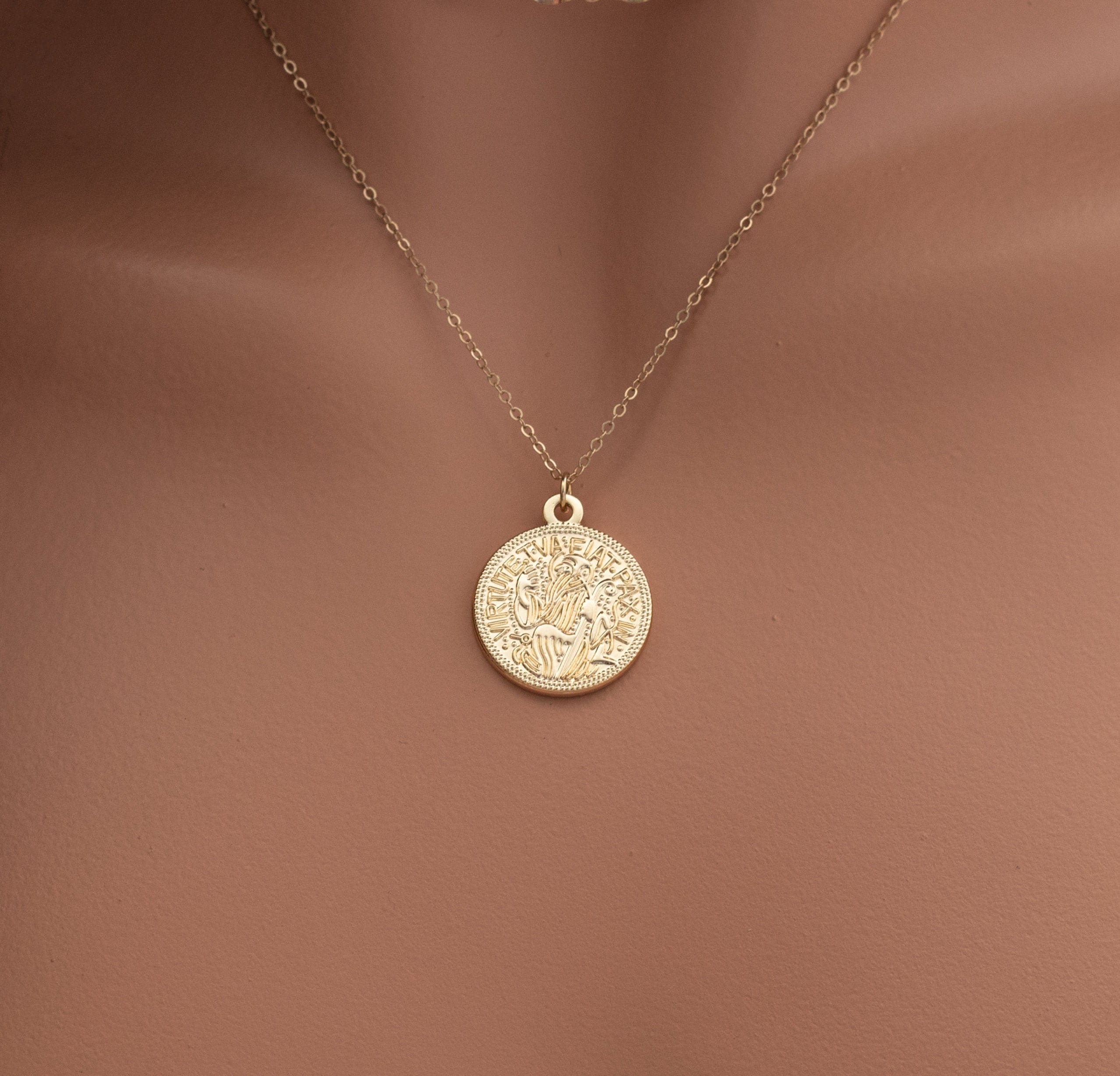 Virtute Tva Fiat Pax (10mm) ゴールド ネックレス Gold Coin Necklace, Gold Filled Virtute Tva Fiat Pax in 