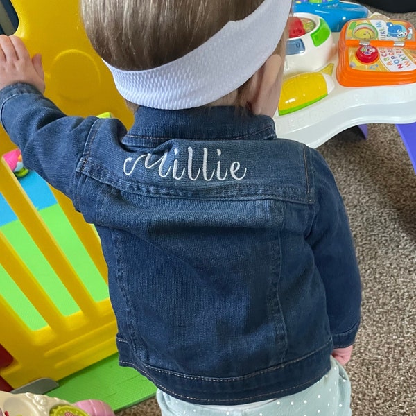 Benutzerdefinierte Unisex personalisierte bestickte Baby Jeans Jeansjacke | 0M-5T | Kinder Kleinkind Denim | Baby-Dusche-Geschenk | Schwangerschaftsmitteilung