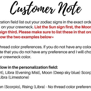 Pu&ograve; includere: Una nota per il cliente con istruzioni per personalizzare un collo a lupetto con i segni zodiacali. La nota include due esempi su come elencare i segni del Sole, della Luna e dell'Ascendente, insieme alle preferenze di colore del filo.