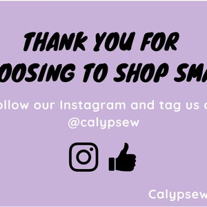 Pu&ograve; includere: Sfondo viola con testo bianco che dice "THANK YOU FOR CHOOSING TO SHOP SMALL" e "Follow our Instagram and tag us on @calypsew". C'&egrave; un'icona Instagram nera e un'icona pollice in su nera. Il testo "CalypsewShop" &egrave; nella parte inferiore dell'immagine.
