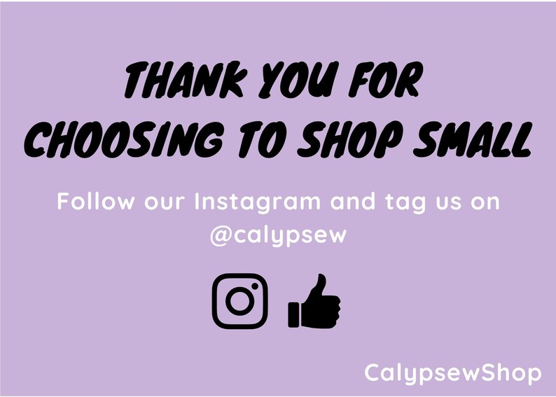 Pu&ograve; includere: Sfondo viola con testo bianco che dice "THANK YOU FOR CHOOSING TO SHOP SMALL" e "Follow our Instagram and tag us on @calypsew". C'&egrave; un'icona Instagram nera e un'icona pollice in su nera. Il testo "CalypsewShop" &egrave; nella parte inferiore dell'immagine.