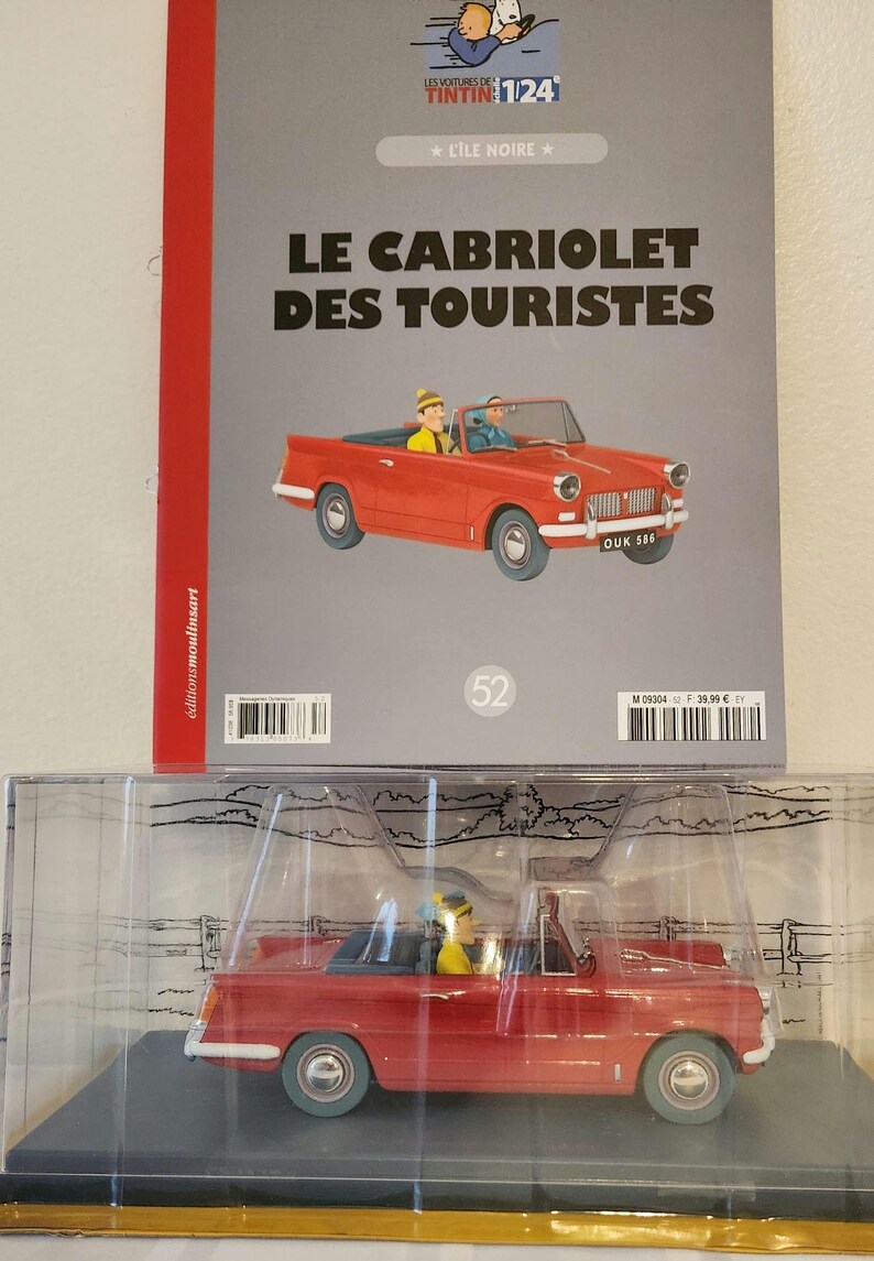 Peut inclure: Une tasse en c&eacute;ramique blanche avec une anse noire et le texte "But First, Coffee" en gras noir. La tasse contient un liquide fonc&eacute;, probablement du caf&eacute;, pos&eacute;e sur une surface claire.