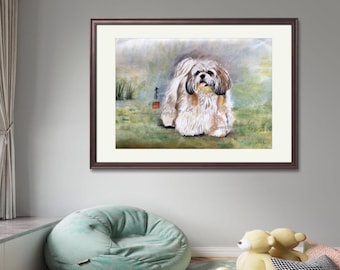 Puede incluir: Una pintura de acuarela de un perro Shih Tzu en un campo verde. El perro está mirando al espectador con la lengua fuera. La pintura está enmarcada en un marco de madera marrón.