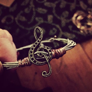 Pulseira de corda de guitarra reciclada