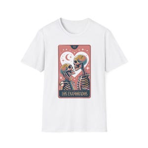 Los Enamorados Tarot-Shirt - Latein Spanisch Unisex Softstyle T-Shirt, Liebe Tarot T-Shirt, Lateinische Kleidung, Hispanisches Geschenk, Hispanisches Erbe,