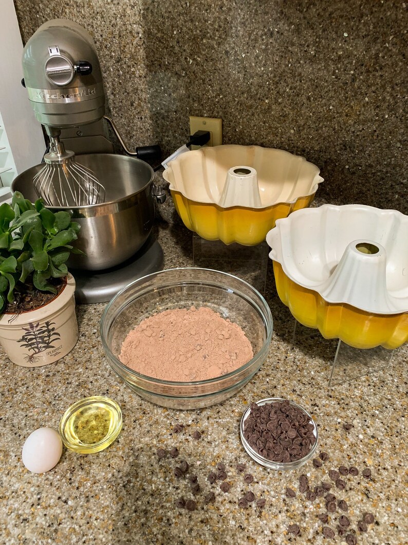 Vintage Yellow Ombre Bunt Cake Pans