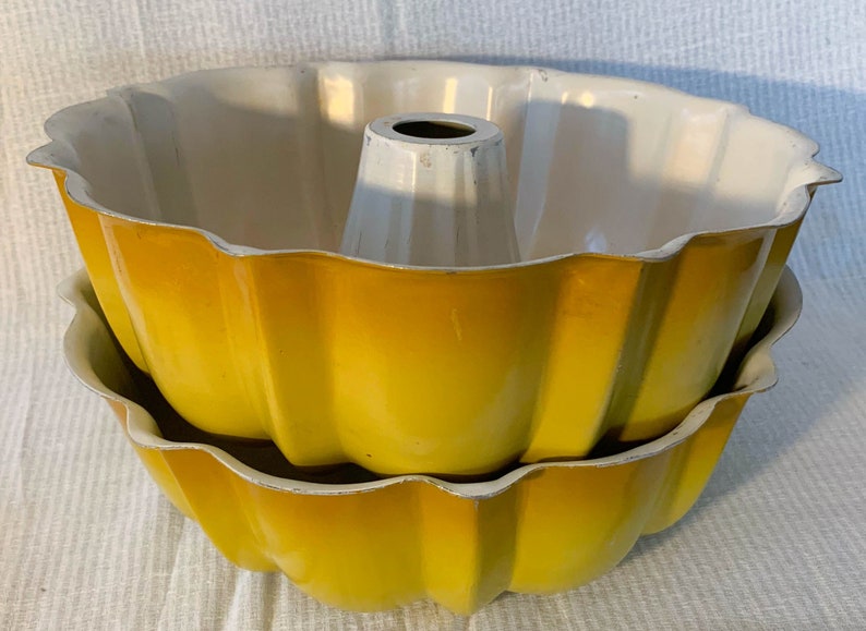 Vintage Yellow Ombre Bunt Cake Pans