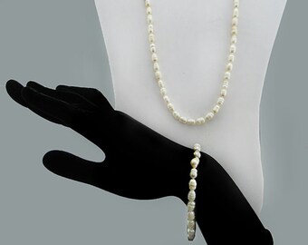 Genuine Pearls Set. Bracelet and Necklace