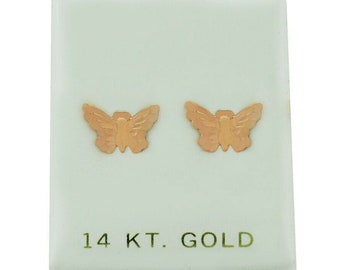 Puede incluir: Un par de pendientes de mariposa de oro en una tarjeta blanca con el texto "14 KT. GOLD".