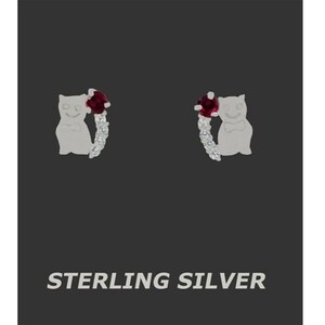 Puede incluir: Pendientes de gato de plata de ley con una piedra preciosa roja y detalles de circonita cúbica transparente.