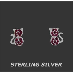 Puede incluir: Un par de pendientes de botón de gato de plata de ley con detalles de cristal rojo.