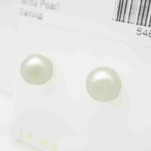 Op de afbeelding: Twee witte parel oorbellen op een witte achtergrond. De oorbellen zijn rond en hebben een glad oppervlak.