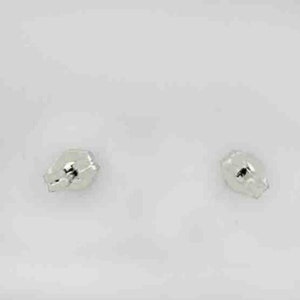 Op de afbeelding: Een paar kleine, zilveren oorbelletjes. De oorbelletjes zijn rond en hebben een licht getextureerd oppervlak.