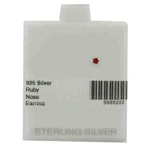 以下が含まれることがあります： 白いカードに赤いルビーのノーズピアス。カードには「925 Silver Ruby Nose Earring」の文字とバーコードが記載されています。「STERLING SILVER」の文字がカードの下部に印刷されています。