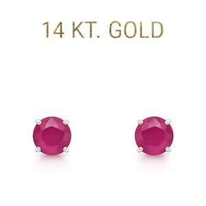 Op de afbeelding: Een paar robijn oorknopjes met de inscriptie 14 KT. GOLD. Elke oorbel heeft een ronde, levendige rode edelsteen die wordt vastgehouden door vier zilveren pootjes, tegen een witte achtergrond.