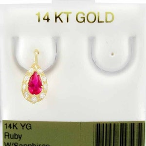 Könnte beinhalten: 14 Karat Gold Ohrring mit einem tropfenförmigen Rubin, der von kleineren weißen Saphiren umgeben ist. Der Ohrring befindet sich auf einer weißen Karte mit dem Text "14K YG Ruby W/Sapphires Earring" und einem Barcode.