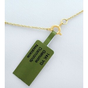 Pode incluir: Um colar de corrente de ouro com um fecho, do qual pende uma etiqueta verde com o texto "14K YG Genuine Diamonds Necklace".