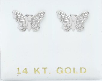 Puede incluir: Un par de pendientes de mariposa plateados. Los pendientes se muestran sobre un fondo blanco con el texto "14 KT. GOLD" en letras doradas.
