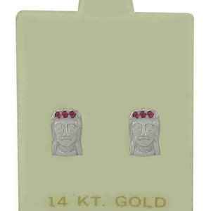 Könnte beinhalten: Ein Paar 14 Karat Goldohrringe mit einem silbernen Jesuskopf und einer Krone aus roten Edelsteinen. Die Ohrringe werden auf einer weißen Karte mit dem Text "14 KT GOLD" präsentiert.