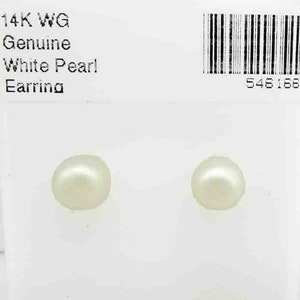 Op de afbeelding: Een paar witte parel oorbellen gezet in 14 karaat witgoud. De oorbellen worden getoond op een witte kaart met de tekst "14K WG Genuine White Pearl Earring" en "14 KT. GOLD".