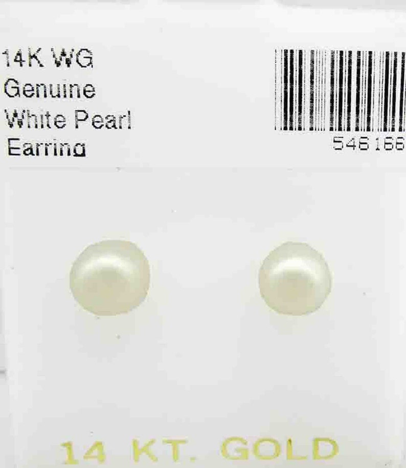 Op de afbeelding: Een paar witte parel oorbellen gezet in 14 karaat witgoud. De oorbellen worden getoond op een witte kaart met de tekst "14K WG Genuine White Pearl Earring" en "14 KT. GOLD".