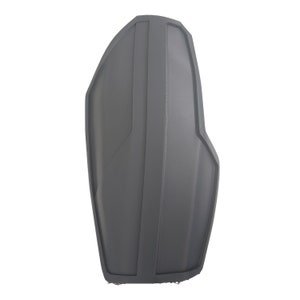 Pu&ograve; includere: Un oggetto grigio a forma di scudo con creste verticali e un bordo curvo. L'oggetto ha una finitura liscia e opaca e sembra essere fatto di un materiale solido. Il design &egrave; simmetrico, con una linea verticale centrale e un lato leggermente angolato.