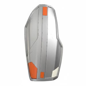 Pu&ograve; includere: Un oggetto metallico argentato e curvo con quadrati di accento arancioni e bianchi. L'oggetto ha un aspetto industriale usurato, con graffi e linee di pannelli visibili. Il design suggerisce un elemento protettivo, forse per cosplay o un costume.