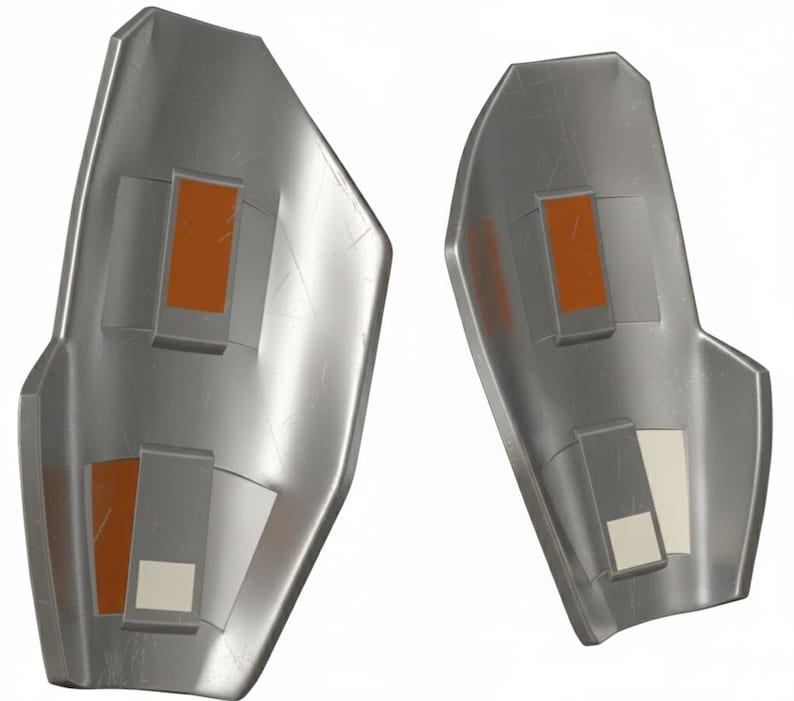 Pu&ograve; includere: Due protezioni per le braccia argentate metalliche con accenti rettangolari arancioni e bianchi. Le protezioni per le braccia hanno una forma leggermente curva e sembrano essere realizzate in un materiale resistente. Il design suggerisce un tema futuristico o fantascientifico.
