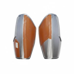 Pu&ograve; includere: Una tazza di ceramica bianca con manico nero e la scritta "But First, Coffee" in nero, in grassetto. La tazza &egrave; appoggiata su una superficie di legno.