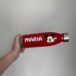K&ouml;nnte beinhalten: Rote Wasserflasche mit silbernem Deckel und einem wei&szlig;en Mickey Mouse-Motiv. Die Flasche tr&auml;gt den Namen "MARIA" aufgedruckt.