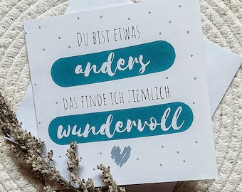 Cartão-postal MARAVILHOSAMENTE DIFERENTE com frases para amigos. Cartão-postal dobrável com mensagem de amor.