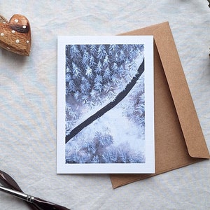 Carte de Noël Forêt d'hiver enneigée - Impression d'art A6 2-en-1 à partir d'une oeuvre d'art acrylique peinte à la main par Claire Williams Art