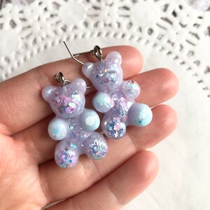 Boucles d’oreilles violettes et bleues big gummy bear - boucles d’oreilles pendantes - boucles d’oreilles en résine