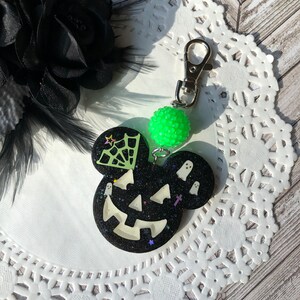 Black Jack o Laterne Resin Schlüsselanhänger - Halloween Schlüsselanhänger - lindgrüne Perle