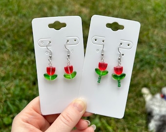 Boucles d'oreilles pendantes tulipe rouge - hameçons en acier inoxydable - boucles d'oreilles fleur - bijoux fleur