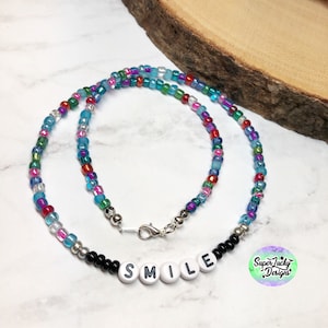 Lächeln Samen Perle Halskette - Lächeln Buchstaben Perlen Halsband - bunte Halsband - schöne Samen Perle Halskette
