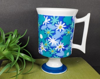 Vintage Blue Floral Daisy Becher Retro Flower Power Sockelbecher Royal Crown Artnart selbstgefällig Tassen Gänseblümchen Gänseblümchen von Pia Blau weiße Blume Teetasse