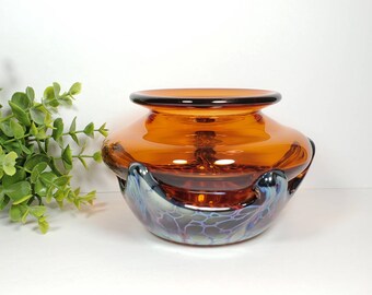 Vase en verre d'art vintage, verre ambré Orange kaki appliqué violet irisé, coquille de tortue, fond en verre signé par l'artiste